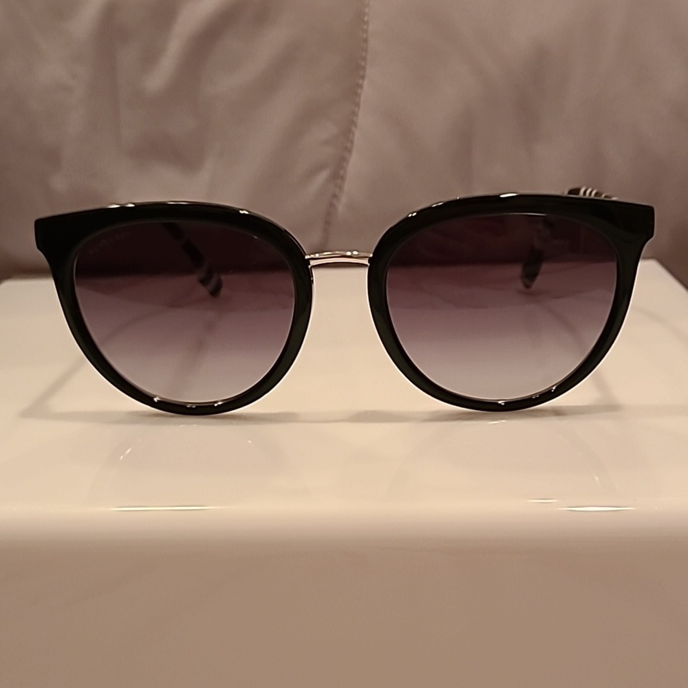 Burberry Black and White lightweight Sunglasses brand new in the box - Picture 4 of 15